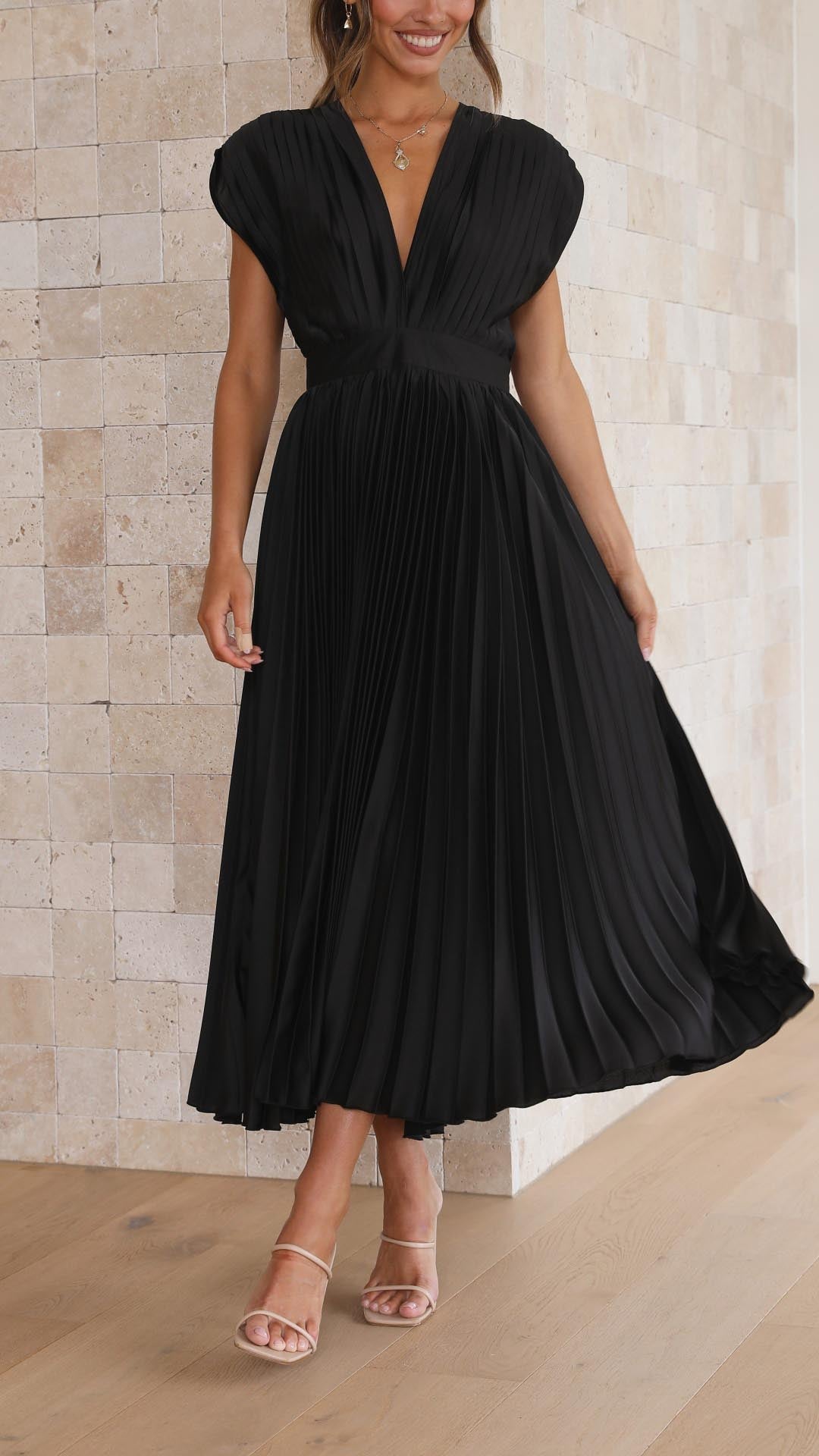 Audrelia – Redős midi ruha mély V-nyakkal, elegáns