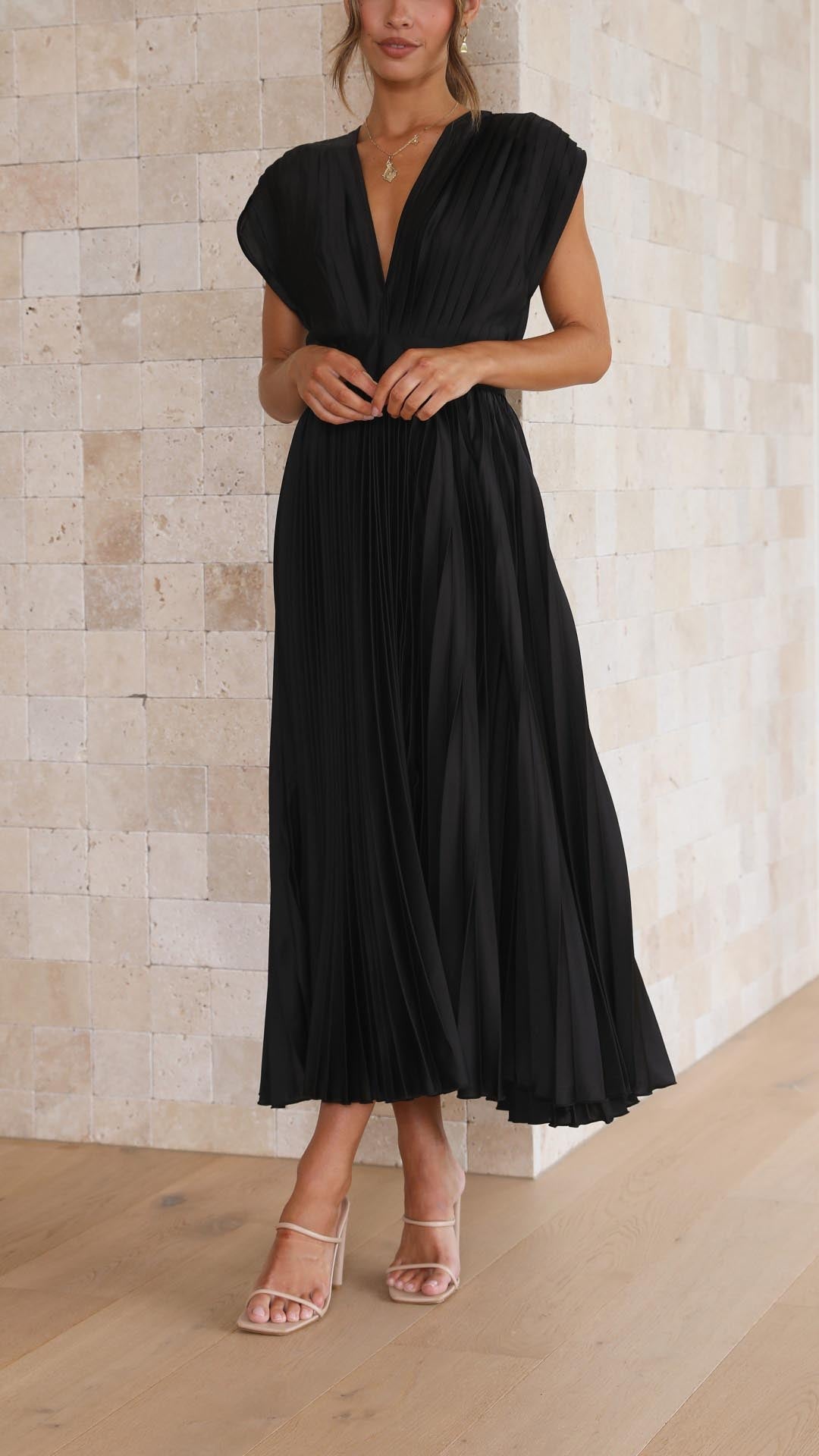 Audrelia – Redős midi ruha mély V-nyakkal, elegáns