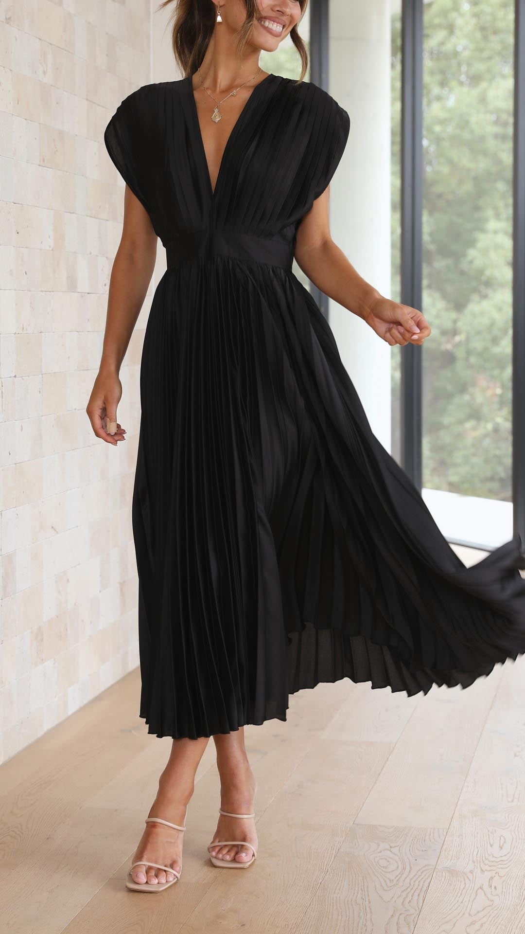 Audrelia – Redős midi ruha mély V-nyakkal, elegáns