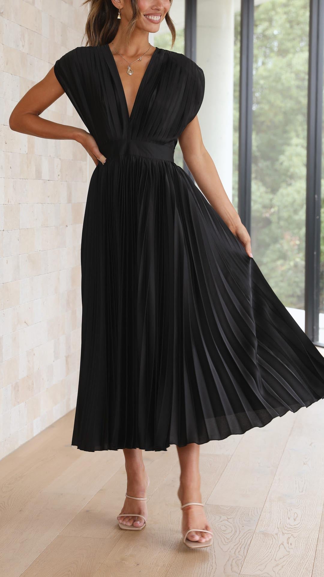 Audrelia – Redős midi ruha mély V-nyakkal, elegáns