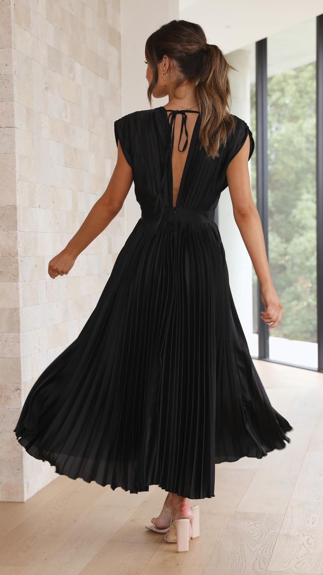 Audrelia – Redős midi ruha mély V-nyakkal, elegáns