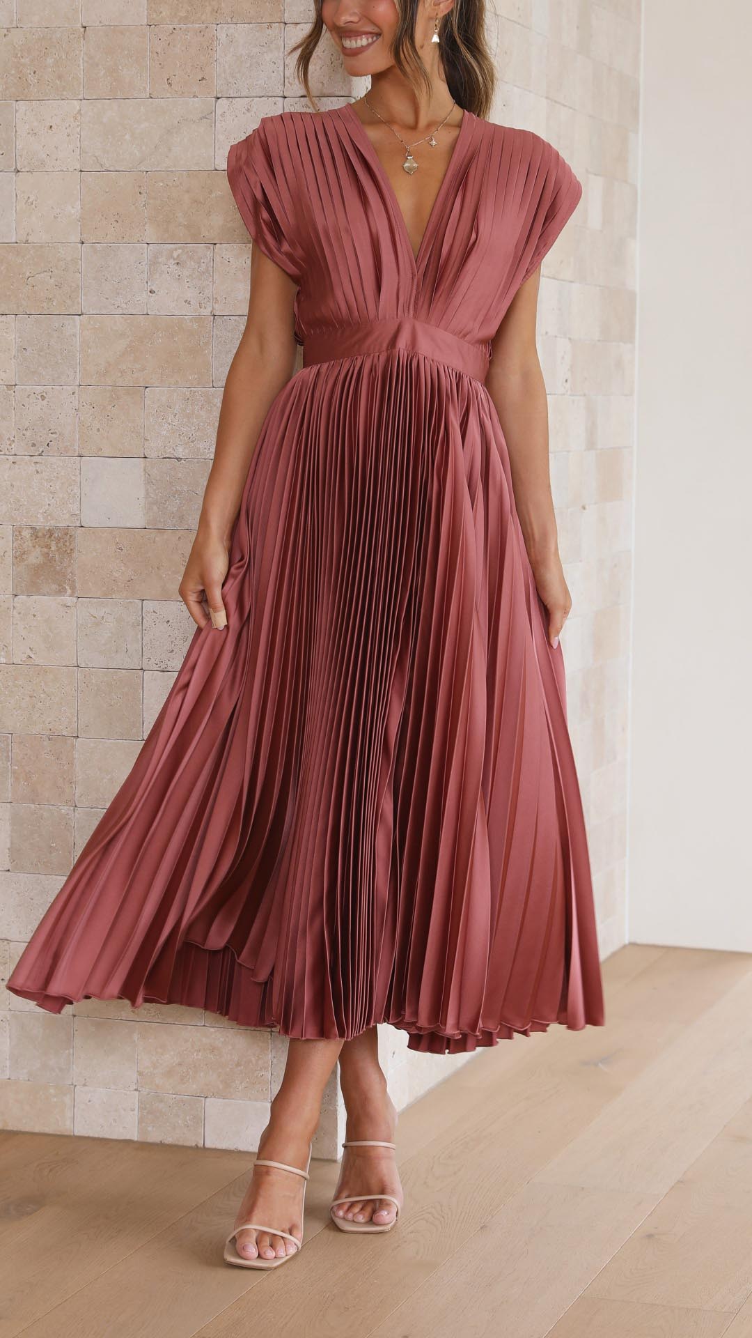 Audrelia – elegantné plisované midi šaty s hlbokým výstrihom do V