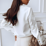 Esmira – Elegante Damenbluse mit Stehkragen und goldenen Knopfdetails