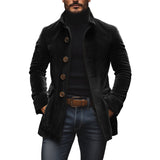 Giacca uomo in velluto nero con bottoni marroni, indossata su dolcevita nero e jeans. Moda maschile elegante, abbigliamento autunnale.