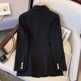 Aurevina – Zweireihiger Blazer mit goldenen Knöpfen