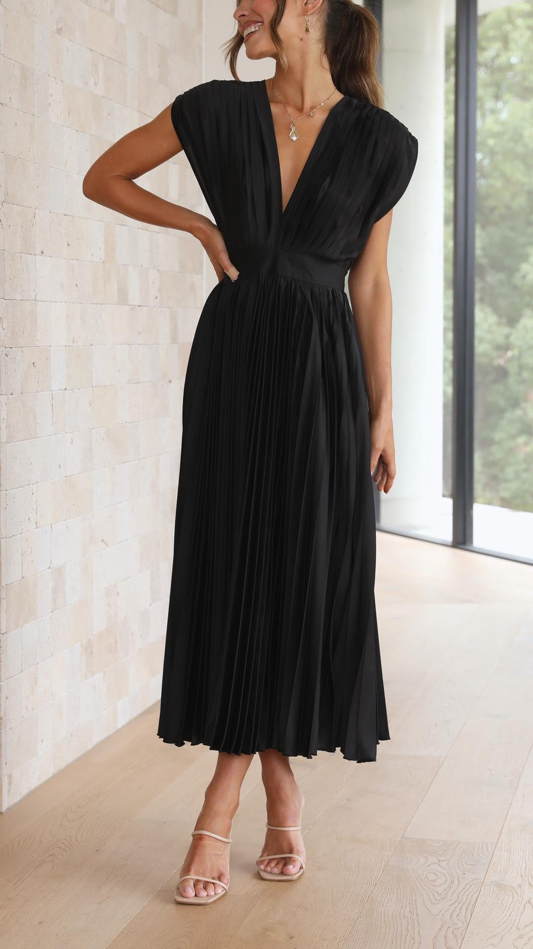 Audrelia – Redős midi ruha mély V-nyakkal, elegáns