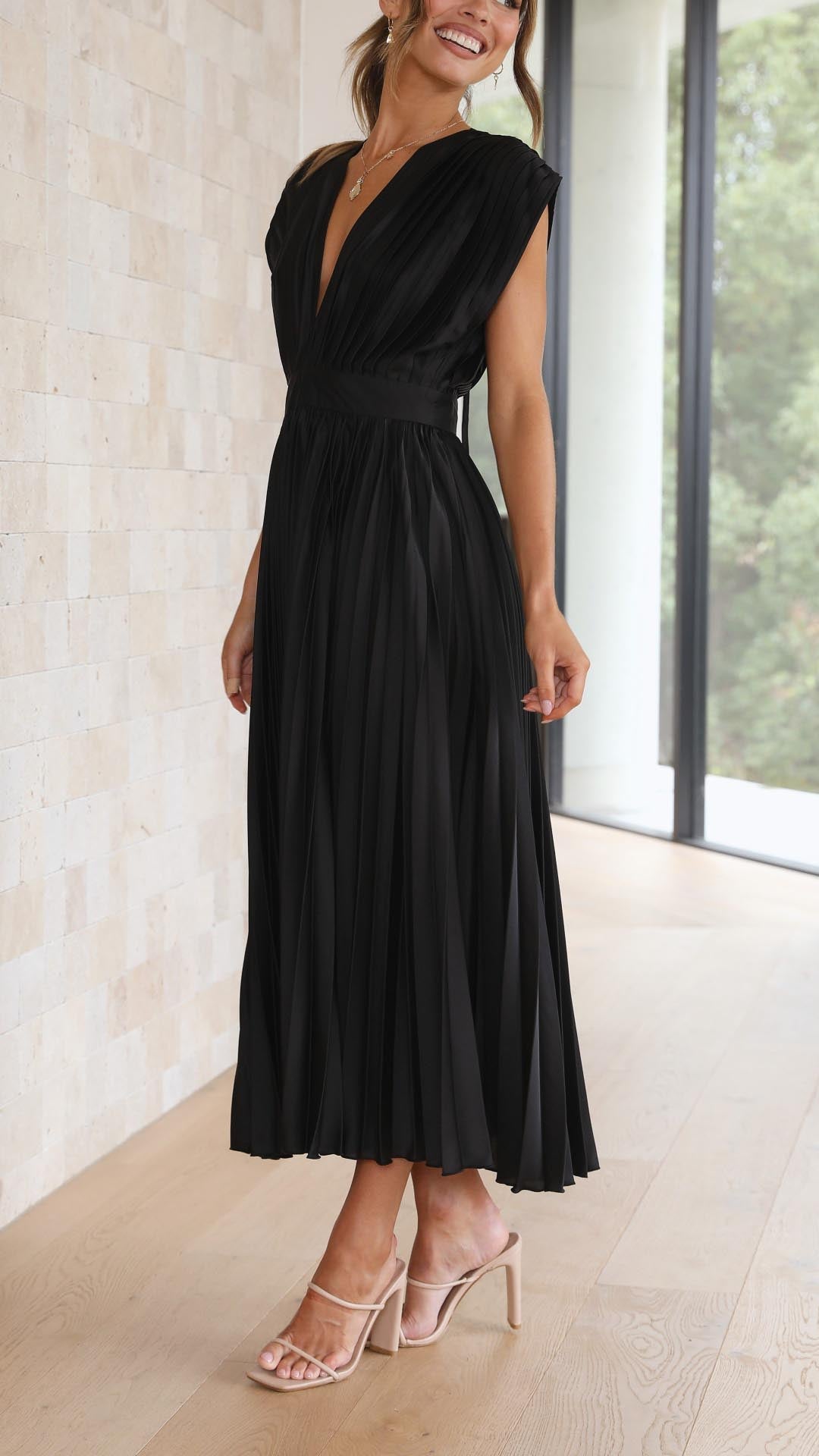 Audrelia – Redős midi ruha mély V-nyakkal, elegáns