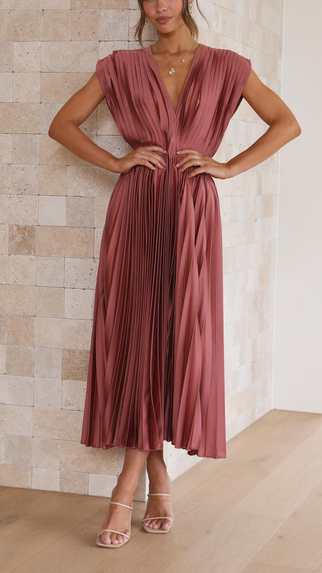 Audrelia – Redős midi ruha mély V-nyakkal, elegáns