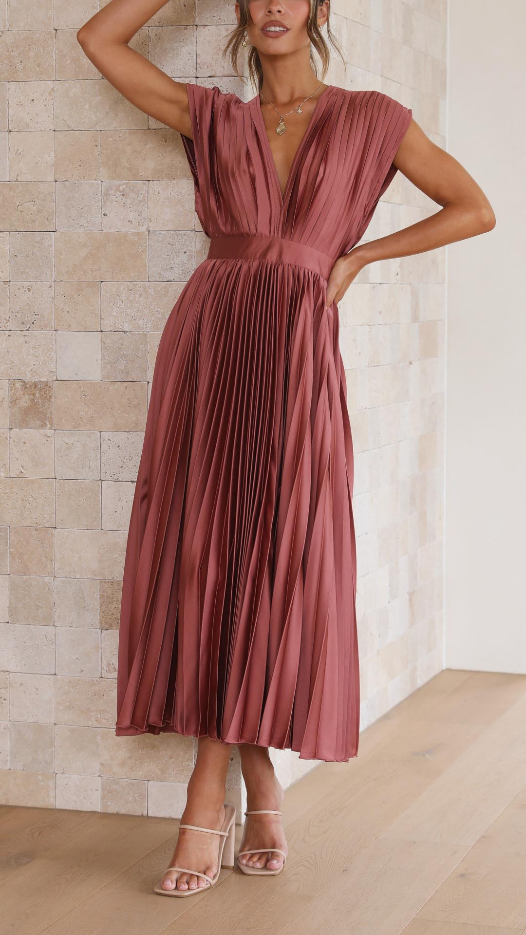 Audrelia – Redős midi ruha mély V-nyakkal, elegáns
