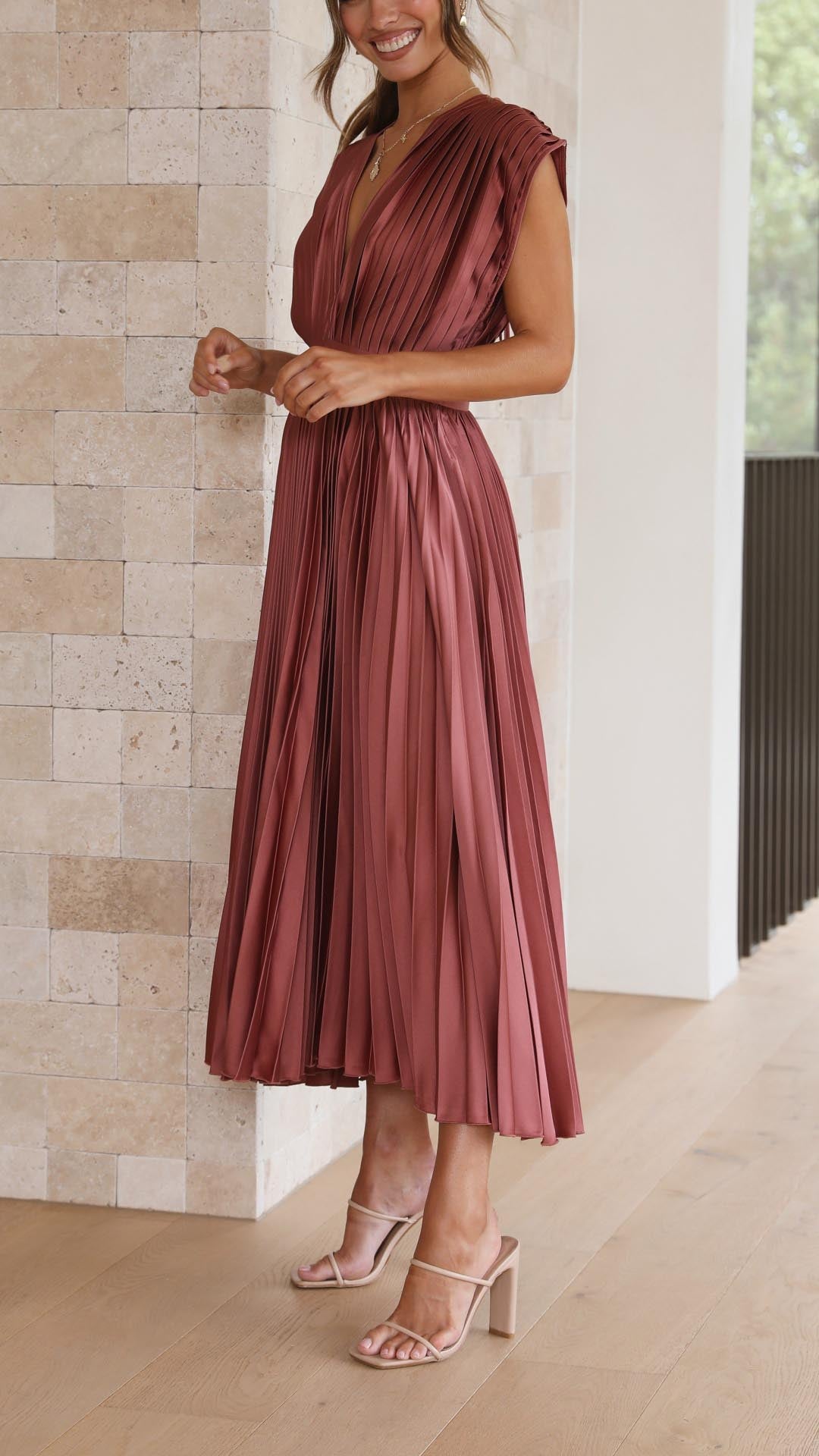 Audrelia – Redős midi ruha mély V-nyakkal, elegáns