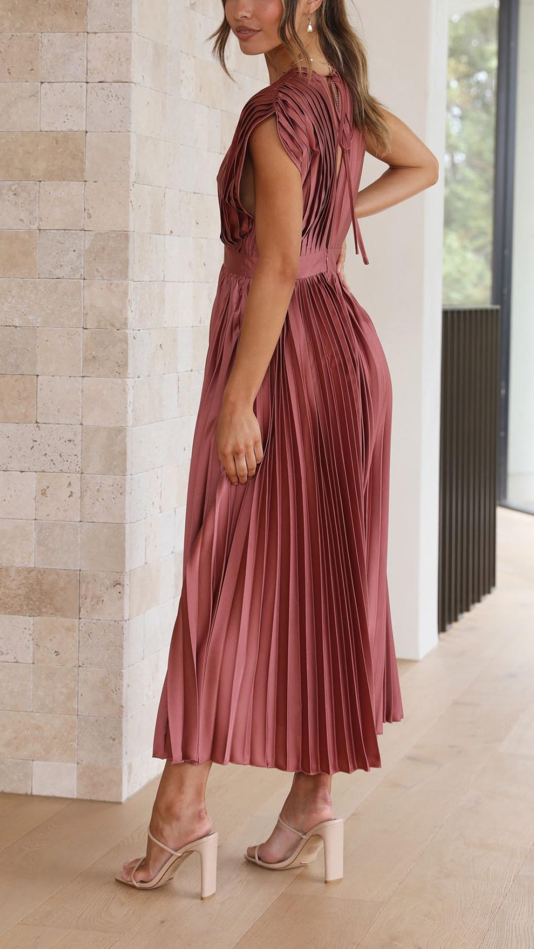 Audrelia – Redős midi ruha mély V-nyakkal, elegáns